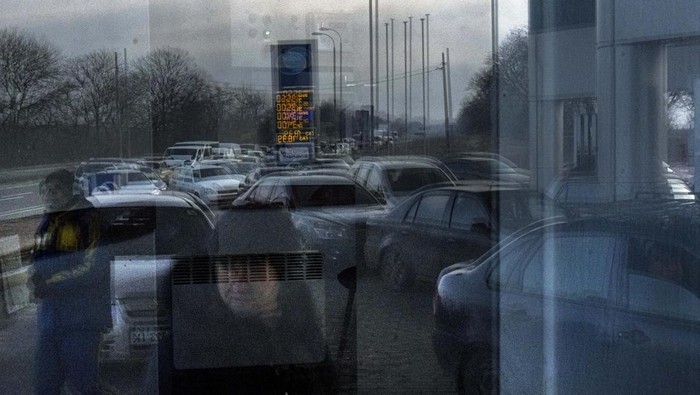 Cars line up waiting to get gasoline outside a gas station in Severodonetsk, the Donetsk region, eastern Ukraine, Thursday, Feb. 24, 2022. Russia launched a wide-ranging attack on Ukraine on Thursday, hitting cities and bases with airstrikes or shelling, as civilians piled into trains and cars to flee. (AP Photo/Ricard Garcia Vilanova)