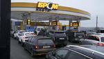 Mau Kabur dari Kiev, Warga Ukraina Ramai-ramai Borong BBM