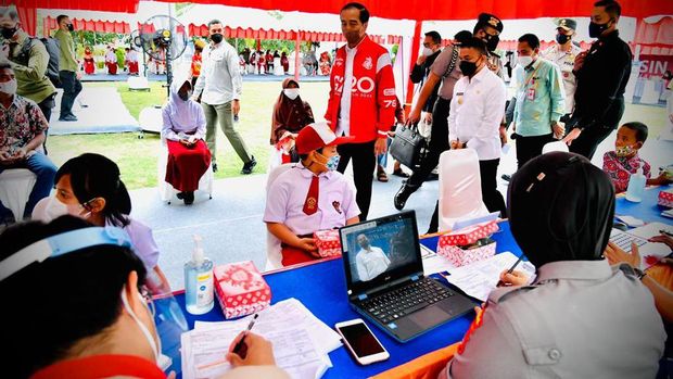 Mengawali kunjungan kerja di Provinsi Sulawesi Tengah, Jumat, 25 Februari 2022, Presiden Joko Widodo meninjau pelaksanaan vaksinasi Covid-19 di Lapangan Kantor Administrasi Bandar Udara Mutiara SIS Al Jufrie, Kota Palu. (Dok: Biro Pers Sekretariat Presiden)