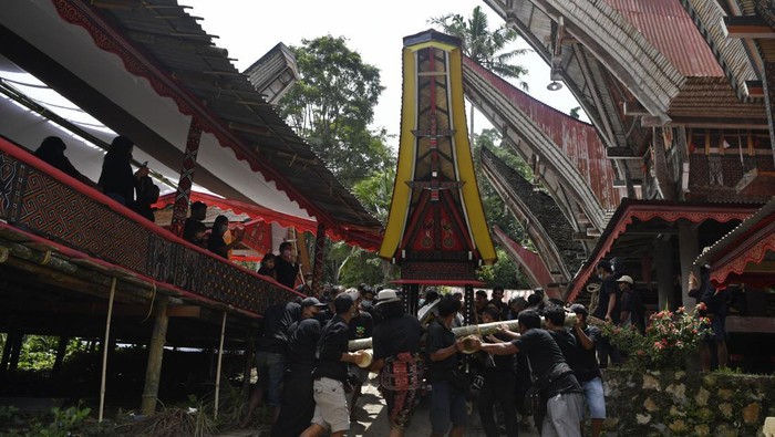 Keluarga duka menangis sebelum jenazah diarak saat prosesi penguburuan pada upacara pemakaman adat Toraja atau Rambu Solo di Sangalla, Tana Toraja, Sulawasi Selatan, Jumat (25/2/2022). Prosesi penguburan tersebut dilakukan untuk mengantar jenazah ke liang kubur dan merupakan rangkaian terakhir Rambu Solo. ANTARA FOTO/Zabur Karuru/aww.