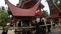 Keluarga duka bersiap-siap mengarak jenazah saat prosesi penguburuan pada upacara pemakaman adat Toraja atau Rambu Solo di Sangalla, Tana Toraja, Sulawasi Selatan.