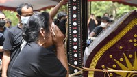 Keluarga duka menangis sebelum jenazah diarak saat prosesi penguburuan pada upacara pemakaman adat Toraja atau Rambu Solo.