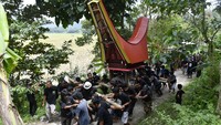 Keluarga duka mengarak jenazah saat prosesi penguburuan pada upacara pemakaman adat Toraja atau Rambu Solo di Sangalla, Tana Toraja, Sulawasi Selatan, Jumat (25/2/2022).