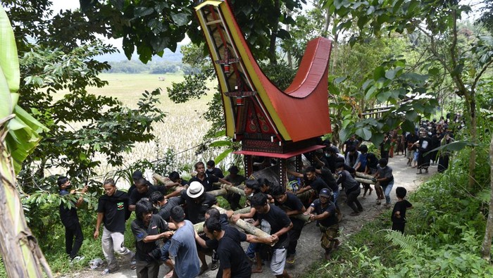 Keluarga duka menangis sebelum jenazah diarak saat prosesi penguburuan pada upacara pemakaman adat Toraja atau Rambu Solo di Sangalla, Tana Toraja, Sulawasi Selatan, Jumat (25/2/2022). Prosesi penguburan tersebut dilakukan untuk mengantar jenazah ke liang kubur dan merupakan rangkaian terakhir Rambu Solo. ANTARA FOTO/Zabur Karuru/aww.