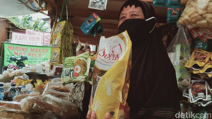 Minyak goreng bandulan di Klaten, Jumat (25/2/2022).