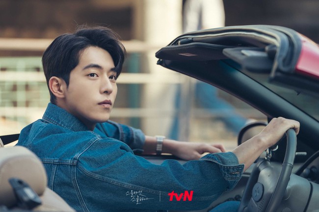 ELLE Girl Japan menempatkan Nam Joo Hyuk pada urutan ketiga sebagai ‘master ciuman’ dalam drama Korea. Aktor yang tengah menjalani wajib militer itu bikin penggemar auto baper dengan adegan ciumannya bersama Shin Se Kyung di The Bride of Habaek. Ciumannya dengan Suzy di Start Up tak kalah mencuri perhatian. Foto: Dok. tvN