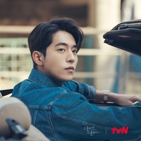 ELLE Girl Japan menempatkan Nam Joo Hyuk pada urutan ketiga sebagai ‘master ciuman’ dalam drama Korea. Aktor yang tengah menjalani wajib militer itu bikin penggemar auto baper dengan adegan ciumannya bersama Shin Se Kyung di The Bride of Habaek. Ciumannya dengan Suzy di Start Up tak kalah mencuri perhatian. Foto: Dok. tvN