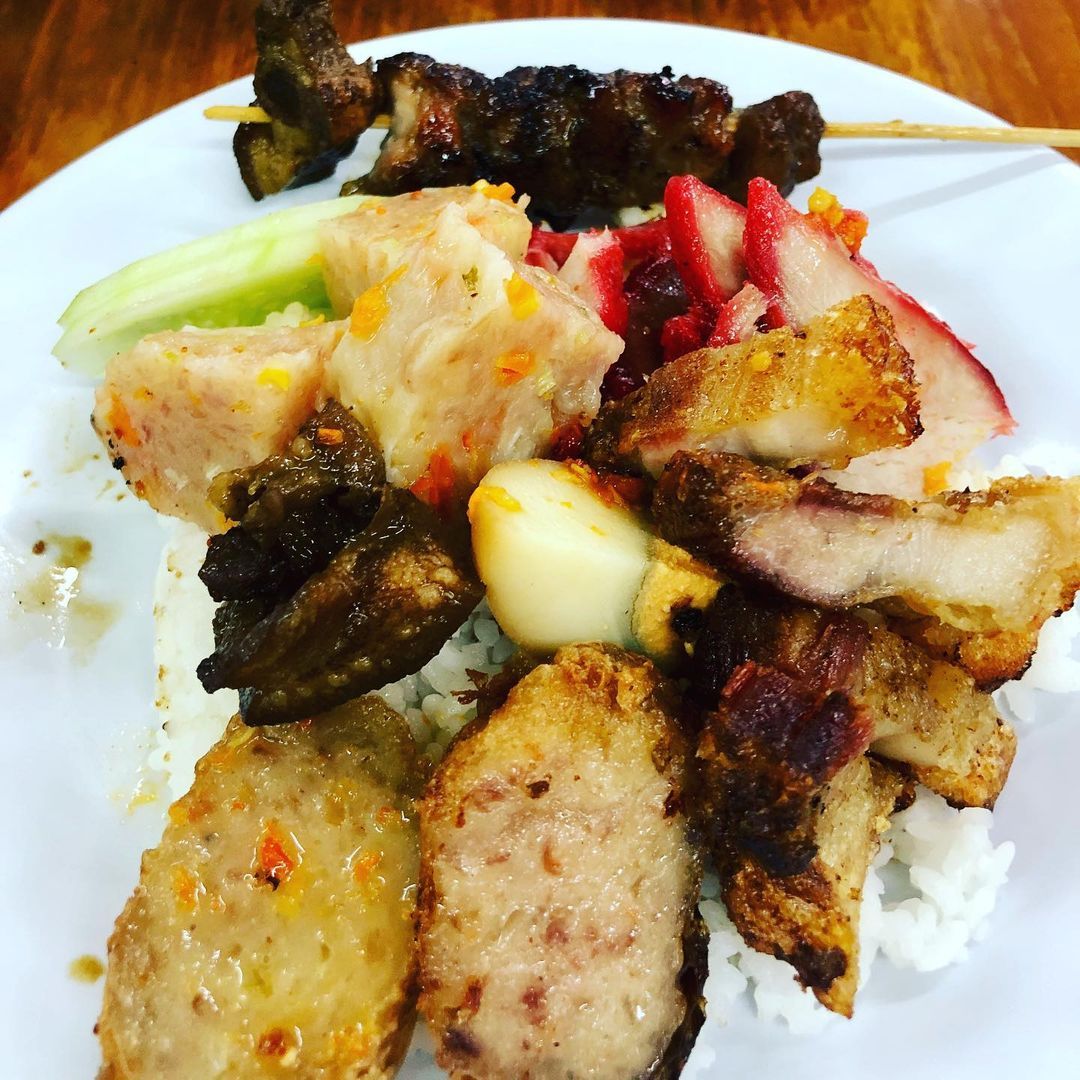 Nasi Campur Medan Pakai Lauk Babi Panggang