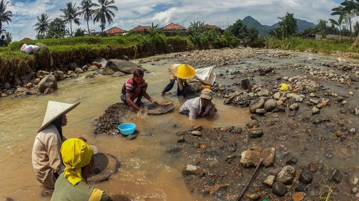 Obok-obok Sungai demi Emas Rp 450 Ribu/Gram Warga menambang emas secara tradisional dengan mendulang di aliran Sungai Cisero, Tanjung Sari, Kabupaten Bogor, Jawa Barat, Kamis (24/2/2020). Warga setempat masih mendulang emas untuk memenuhi kebutuhan sehari-hari, dan hasil emas tersebut dijual kepada pengepul dengan harga Rp450 ribu per gram. ANTARA FOTO/Yulius Satria Wijaya/rwa.