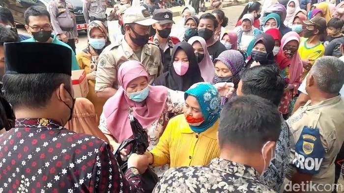 Operasi pasar minyak goreng di Brebes, Jumat (25/2/2022)