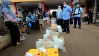 Warga pun berbondong-bondong mengantre dan menyerbu pasar murah tersebut. Sebanyak 10 ribu liter minyak goreng digelontorkan oleh kader Partai Demorkat Herman Khaeron yang turun langsung membantu masyarakat.
