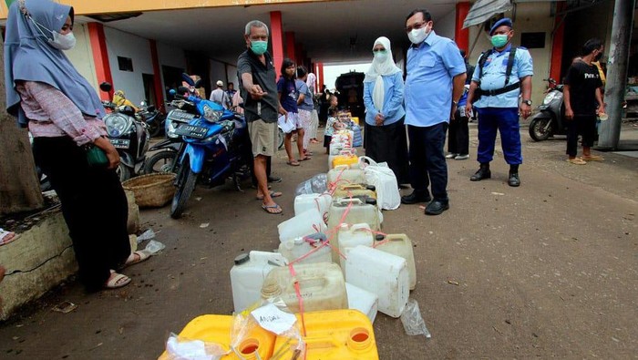 Kelangkaan minyak goreng membuat kader Partai Demorkat prihatin. Untuk itu pasar murah pun digelar di Indramayu.

Warga pun berbondong-bondong mengantre dan menyerbu pasar murah tersebut. Sebanyak 10 ribu liter minyak goreng digelontorkan oleh kader Partai Demorkat Herman Khaeron yang turun langsung membantu masyarakat.