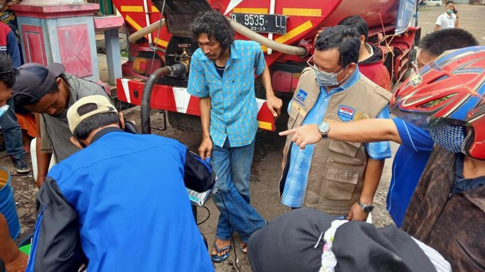 Operasi Pasar Murah Minyak Goreng di Indramayu Diserbu Warga Kelangkaan minyak goreng membuat kader Partai Demorkat prihatin. Untuk itu pasar murah pun digelar di Indramayu.
Warga pun berbondong-bondong mengantre dan menyerbu pasar murah tersebut. Sebanyak 10 ribu liter minyak goreng digelontorkan oleh kader Partai Demorkat Herman Khaeron yang turun langsung membantu masyarakat.
