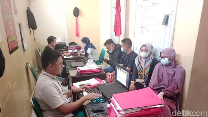 Para korban arisan bodong saat  melapor di Polres Soppeng (detiksulsel/Mono)
