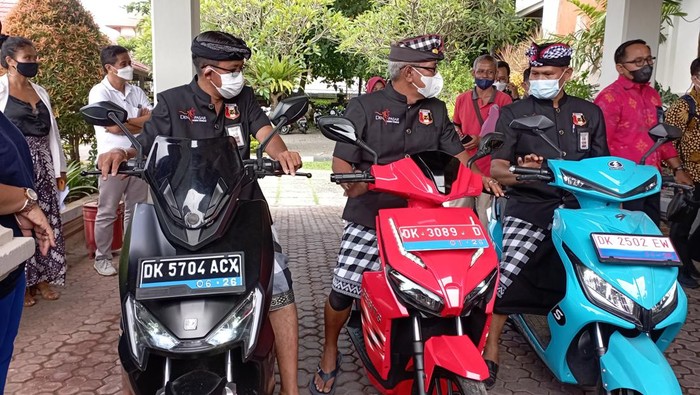 Pecalangan di Kota Denpasar, Bali diberikan motor listrik untuk patroli ketika Nyepi.