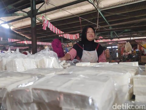 Pedagang tahu di pasar kota Rembang, Jumat (25/2/2022).