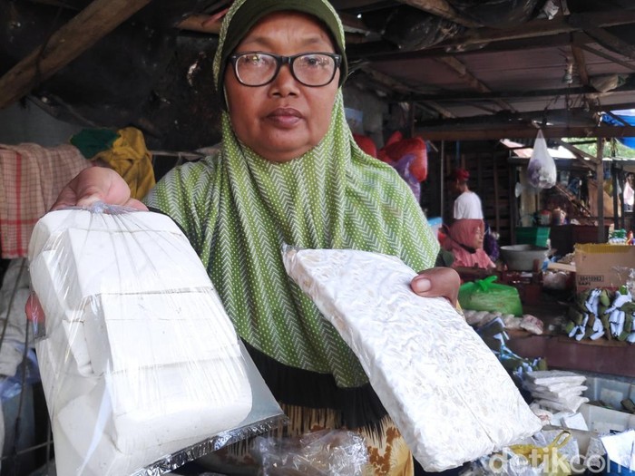 Pedagang tahu di pasar kota Rembang, Jumat (25/2/2022).
