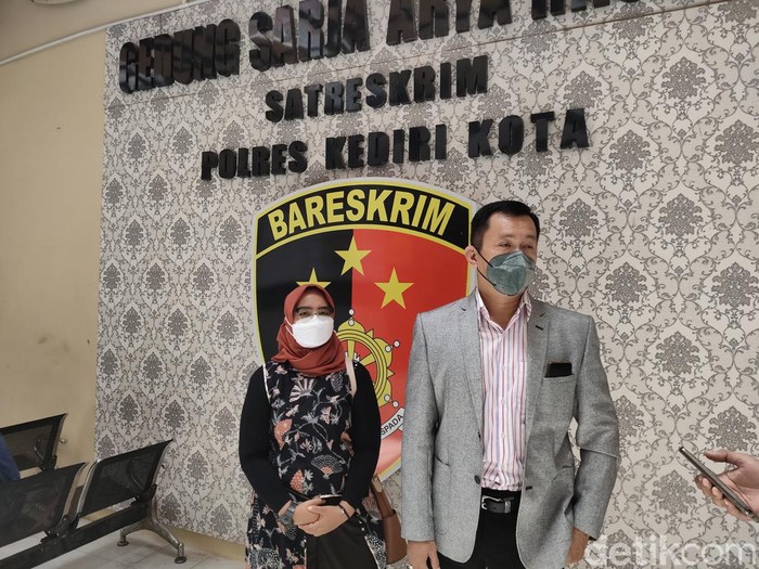 Pegawai RS Gambiran melapor ke Polres Kediri Kota. Ia melapor soal rekayasa penerbitan sertifikat vaksin.