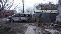 Sebuah kendaraan rusak dan puing-puing menyusul penembakan Rusia di luar Mariupol, Ukraina. AP/Sergei Grits