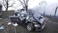 Radar rusak, kendaraan dan peralatan terlihat di fasilitas militer Ukraina di luar Mariupol, Ukraina. AP/Sergei Grits