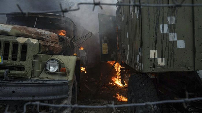 Penampakan Kerusakan di Ukraina Akibat Serangan Rusia Ukrainian military track burns at an air defence base in the aftermath of an apparent Russian strike in Mariupol, Ukraine, Thursday, Feb. 24, 2022. Russian troops have launched their anticipated attack on Ukraine. Big explosions were heard before dawn in Kyiv, Kharkiv and Odesa as world leaders decried the start of Russian invasion that could cause massive casualties and topple Ukraines democratically elected government. (AP Photo/Evgeniy Maloletka)