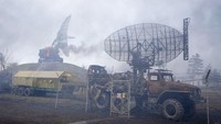Radar rusak dan peralatan lainnya terlihat di fasilitas militer Ukraina di luar Mariupol, Ukraina, Kamis, (24/2/2022). AP/Sergei Grits