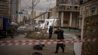 Petugas polisi memeriksa daerah setelah serangan Rusia di Kyiv Ukraina. AP/Emilio Morenatti