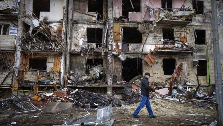 Penampakan Kerusakan di Ukraina Akibat Serangan Rusia View of a building damaged following a rocket attack the city of Kyiv, Ukraine, Friday, Feb. 25, 2022. (AP Photo/Emilio Morenatti)