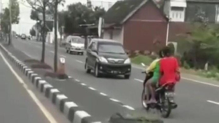 Video pengendara motor yang melawan arus di jalur utama Solo-Jogja, Jumat (25/2/2022).