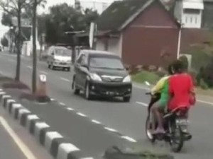 Nekat! Emak-emak Boncengan Santuy Lawan Arus di Jalan Solo-Jogja