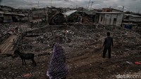 Pantauan detikcom, terlihat sampah yang menggunung dan terbentang di pinggir laut. Tampak tumpukan sampah berdampingan dengan permukiman warga.