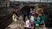 Walaupun tumpukan sampah disana telah menggunung, warga sekitar tetap melaksanakan aktivitasnya seperti biasa dan terlihat masih ada warga yang membuang sampah di sana. Pantauan di lapangan warga di sana ada yang berjualan makanan dan merebus kerang hijau diantara tumpukan sampah. Miris ya.