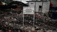 Menurut keterangan warga, sampah yang menumpuk di kawasan itu terjadi sejak dibangunnya tanggul laut di pemukiman itu.  Sehingga sampah itu menumpuk di saluran  air, karena warga disana tidak memiliki TPS sampah.