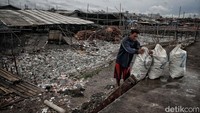 Di kawasan itu, banyak nelayan pencari kerang hijau. Sehingga limbah kerang disana ikut menumpuk bersama dengan limbah sampah lainnya.