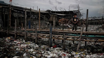 Pesisir Jakarta Kembali Dikepung Lautan Sampah