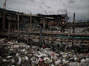 Pesisir Jakarta Kembali Dikepung Lautan Sampah