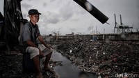 Tumpukan sampah itu mencemari lokasi proyek tanggul laut raksasa (giant sea wall) di Kalibaru, Cilincing, Jakarta Utara, Jumat (25/2/2022).