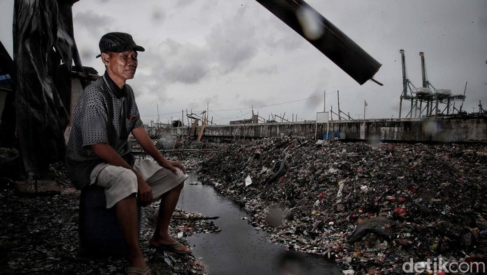 Sejumlah warga beraktivitas di kawasan pemukiman nelayan dengan hamparan sampah di kawasan RW 04, Kali Baru, Cilincing, Jakarta Utara, Jumat (25/2).