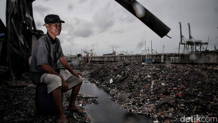 Pesisir Jakarta Kembali Dikepung Lautan Sampah Sejumlah warga beraktivitas di kawasan pemukiman nelayan dengan hamparan sampah di kawasan RW 04, Kali Baru, Cilincing, Jakarta Utara, Jumat (25/2).