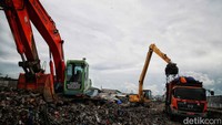 Tampak alat berat eksavator juga diterjukan untuk mengeruk sampah ke dalam truk untuk dibawa ke Bantar Gebang. Sementara Camat Cilincing, Mohammad Andri menambahkan, penanganan melalui gerebek sampah ini merupakan tindakan darurat. 