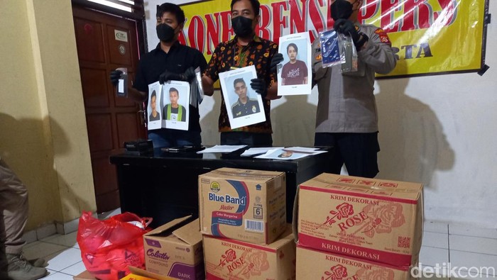Polisi menunjukkan foto wajah 4 napi yang menipu toko roti via online, serta barang bukti hasil kejahatan mereka.