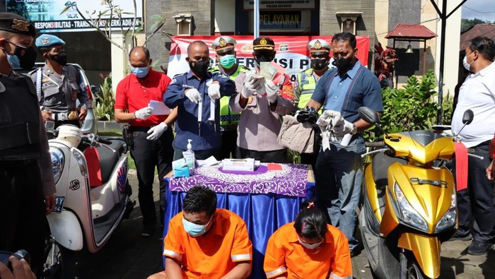 Polisi ringkus pasutri spesialis pencurian sepeda motor di Bali. (Dok. Polres Tabanan)