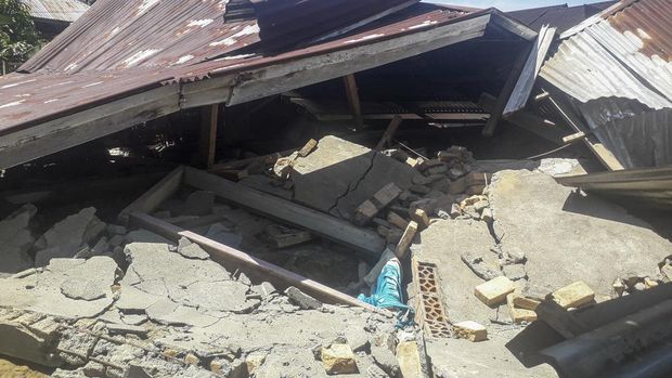 Gempa bumi berkekuatan 6,2 SR mengguncang Kabupaten Pasaman Barat, Sumatera Barat, Jumat (25/2). Gempa ini menyebabkan sejumlah bangunan rusak.