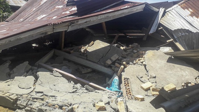 Potret Kerusakan Akibat Gempa di Sumbar Gempa bumi berkekuatan 6,2 SR mengguncang Kabupaten Pasaman Barat, Sumatera Barat, Jumat (25/2). Gempa ini menyebabkan sejumlah bangunan rusak.