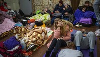 Stasiun-stasiun itu kini penuh dengan orang yang berlindung dengan membawa sejumlah perbekalan.