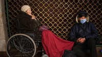 Vladimir (70) dan istrinya Tamara (80), duduk di stasiun kereta bawah tanah Kyiv, menggunakannya sebagai tempat perlindungan bom di Kyiv, Ukraina.