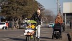 Potret Warga Ukraina Dorong Kereta Bayi Hindari Perang