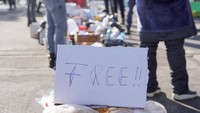 Warga Rumania memberikan makanan gratis kepada pengungsi Ukraina. Inquam Photos/Casian Mitu via REUTERS.