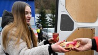 Warga Ukraina yang mengungsi ke Slovakia juga mendapat makanan gratis dari warga setempat. REUTERS/Radovan Stoklasa.
