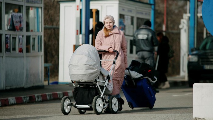 Akibat perang, warga Ukraina pengungsi ke negara-negara tetangga. Tidak sedikit yang berjalan melintasi perbatasan sambil mendorong kereta bayi.